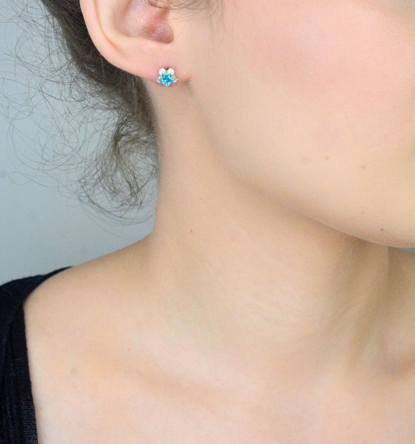 Kolczyki złote 585 kwiatki z niebieską gwiazdką KL 3292A Kolczyki złote 585 kwiatki z niebieską gwiazdką KL 3292A. Subtelny blask 14-karatowego białego złota, próby 585 szlachetnego kruszcu 1.jpg